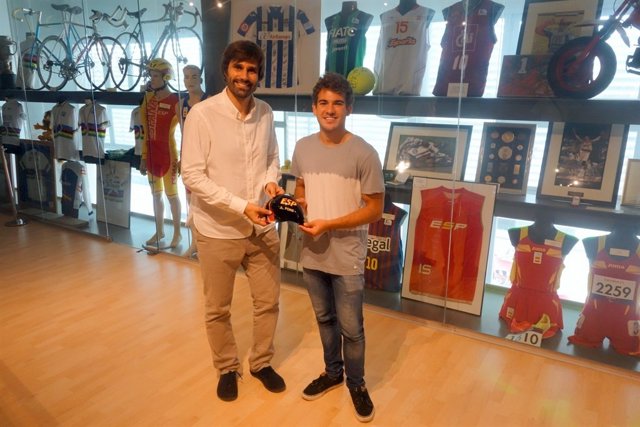 Pons entrega la gorra de natación de los JJ.OO.