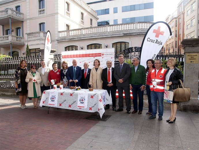 Autoridades en la Fiesta de la Banderita de Cruz Roja