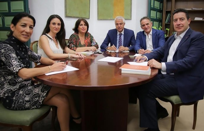 Pozuelo y Gómez (izda.) durante el encuentro mantenido