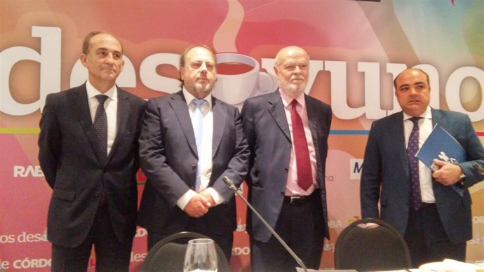 El exfiscal y magistrado emérito del TS José Antonio Martín Pallín en el centro