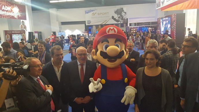 El conseller Jordi Baiget y la alcaldesa Ada Colau en el Barcelona Games World