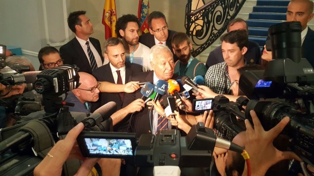 Margallo atiende a los periodistas en Alicante
