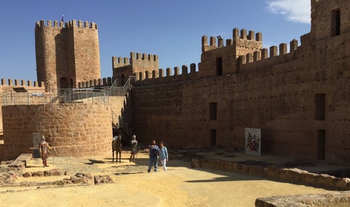 Cobo, junto a Las Heras, en el Castillo de Burgalimar.