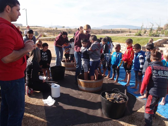 Niños vendimiando en Logroño