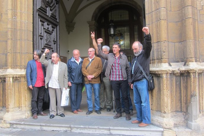 Los 9 de Jovellanos antes de entrar a la cuarta jornada del juicio.