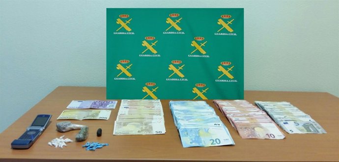 Objetos intervenidos por la Guardia Civil a tres personas de A Guarda