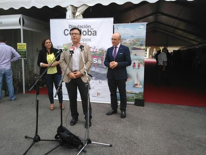 Autoridades durante la inauguración