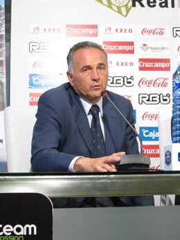 Rafael Gordillo Durante Una Rueda De Prensa 