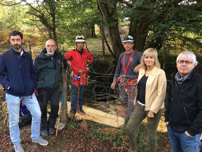 La consejera Ollo ha visitado esta mañana la sima de Legarrea