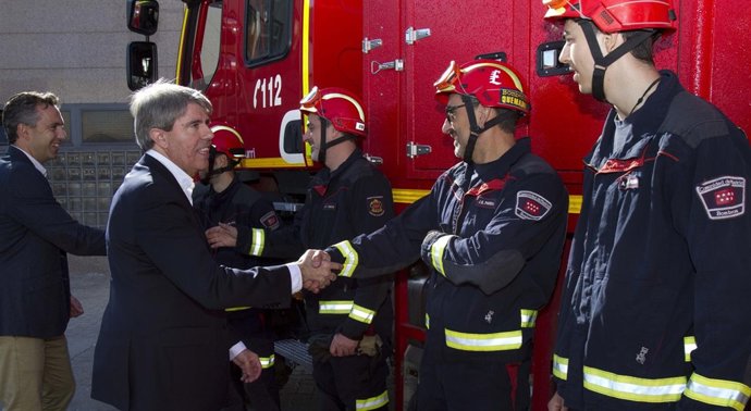 Ángel Garrido saludando a bomberos de la Comunidad