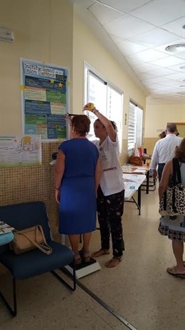 Sanitarios y veciones durante la jornada de puertas abiertas