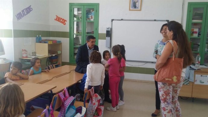 El delegado de Educación, Vicente Zarza, en Cañaveral de León.