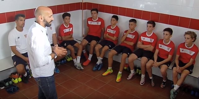 Monchi habla con los alevines del Sevilla antes de la Danone Nations Cup
