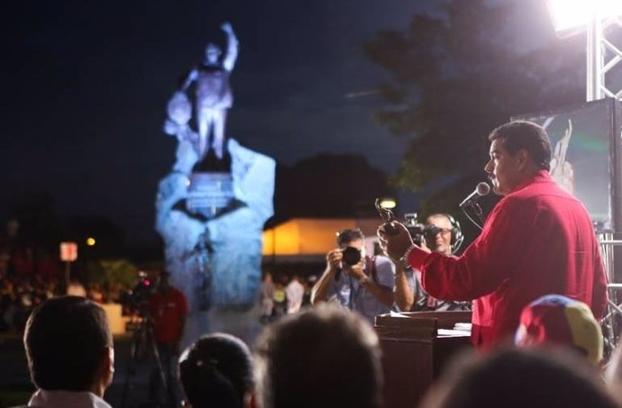 Maduro inaugura estatua de Chavez 