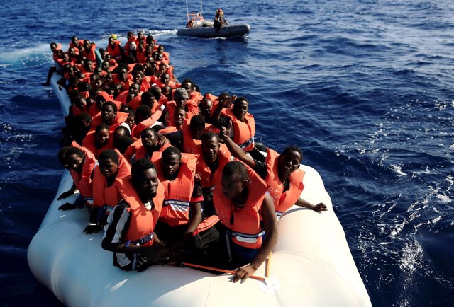 Embarcación con inmigrantes en el Mediterráneo