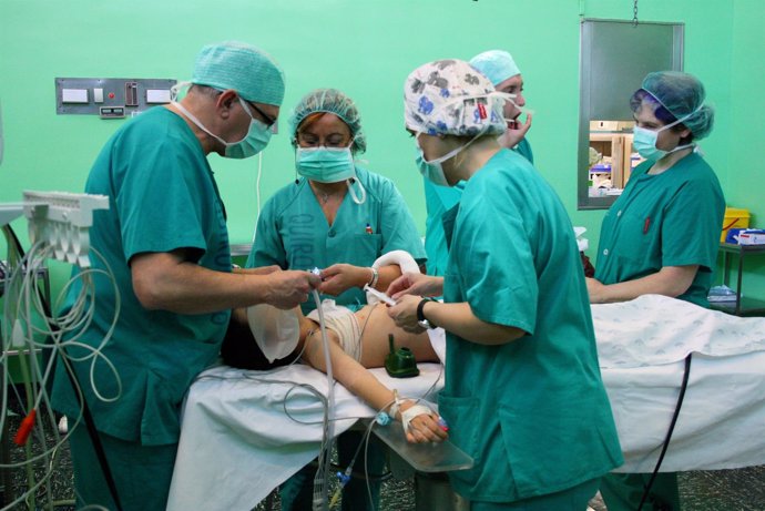 Cirujanos En Plena Operación Pediátrica