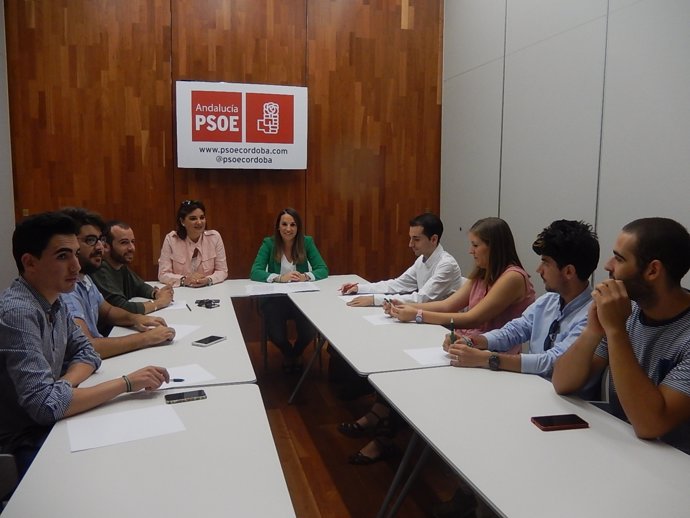 Reunión de Esther Ruiz con jóvenes en Córdoba