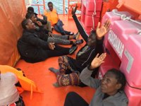 Rescatadas 32 personas, cuatro embarazadas, de una patera por el mar de Alborán