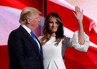 Melania Trump critica las palabras "inaceptables y ofensivas" de su marido