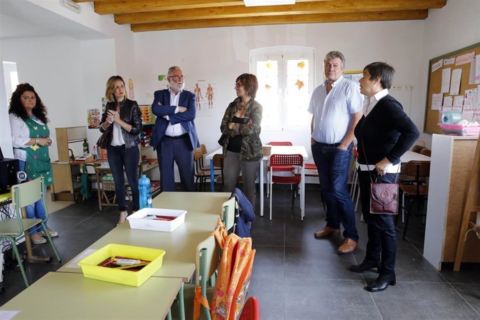 El consejero y la alcaldesa de Piélagos visitan el colegio de Parbayón 
