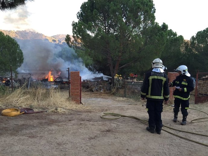 Bomberos destinados a la zona