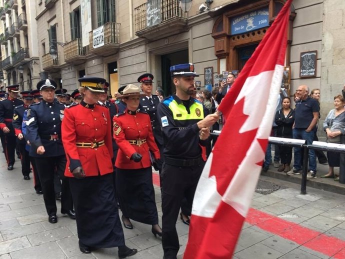 Policías de Canadá participan en el desfile de Barcelona.