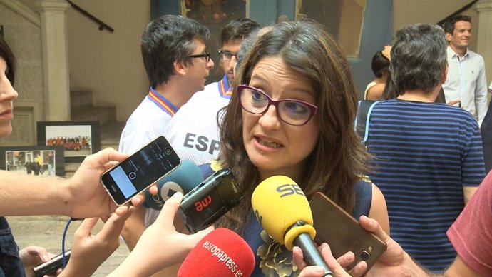 Mónica Oltra atendiendo a los medios de comunicación 