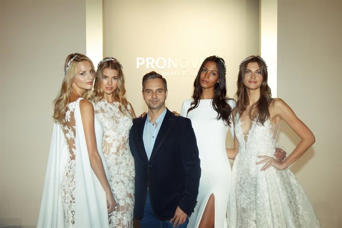 Hervé Moreau with Niara, Natura, Nuria and Nilay /cortesía de pronovias