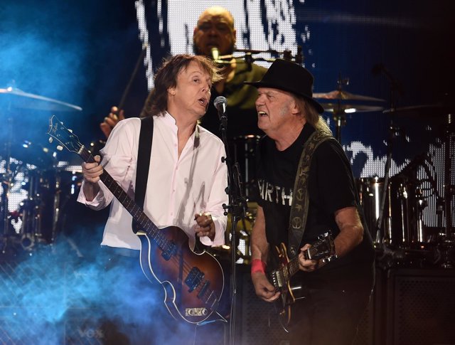 Paul McCartney y Neil Young en el festival Desert Trip de Coachella, California