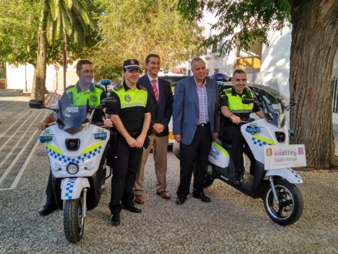 Agenex entrega dos motos a Villafranca de los Barros