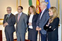 Susana Díaz firma el acuerdo para incluir cláusulas sociales en los contratos de la Junta