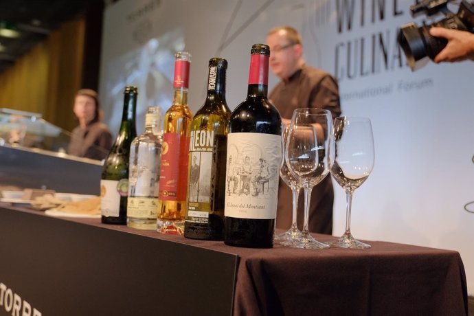 Botellas de vino en el III Wine & Culinary International Forum