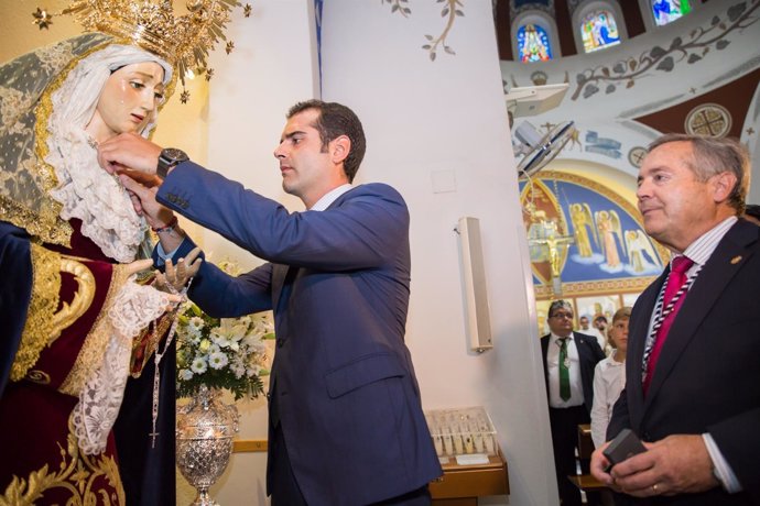 El alcalde de Almería impone el escudo de oro a la Virgen de la Estrella