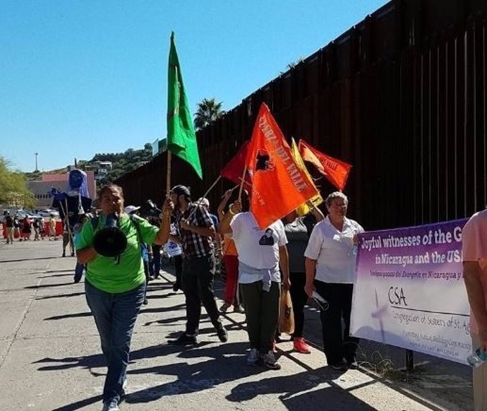 Manifestación contra los muros en la frontera EEUU-México
