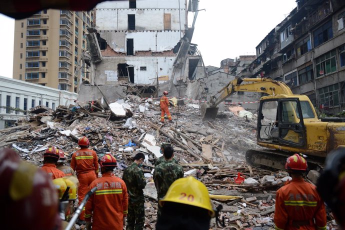 Derrumbe de cuatro viviendas en la localidad de Wenzhou, China.