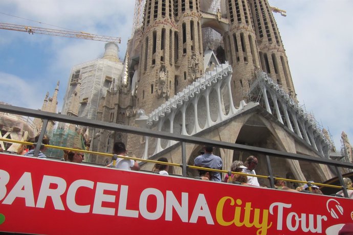 Bus turístico ante la Sagrada Família de Barcelona