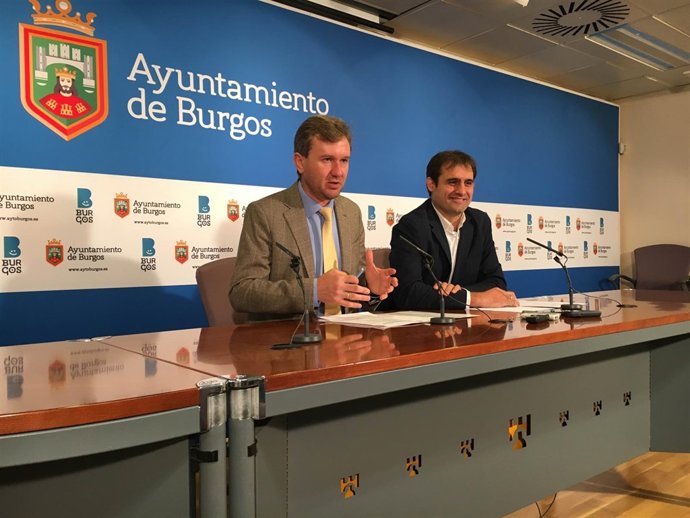 Lacalle (I) durante la rueda de prensa