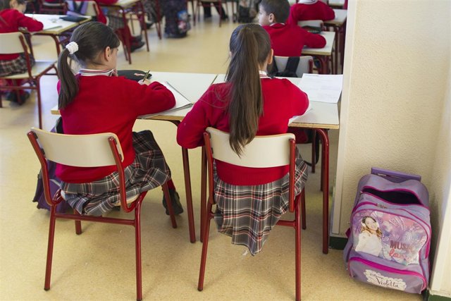 Colegio, escuela, aula, primaria, clase, niño, niña, niños, estudiando