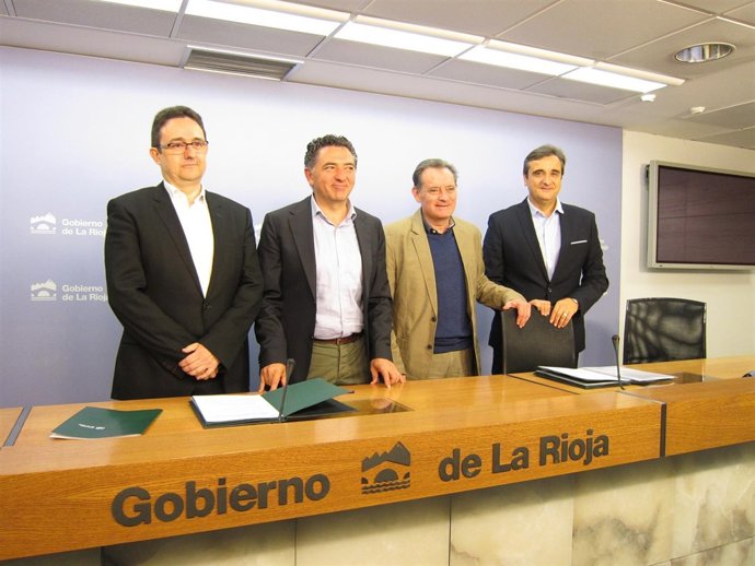 Convenio Gobierno con arquitectos y aparejadores