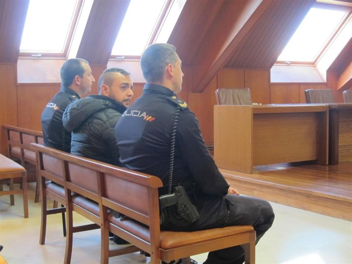 Acusado de intentar matar a su hermano con un cuchillo de cocina, en el juicio. 