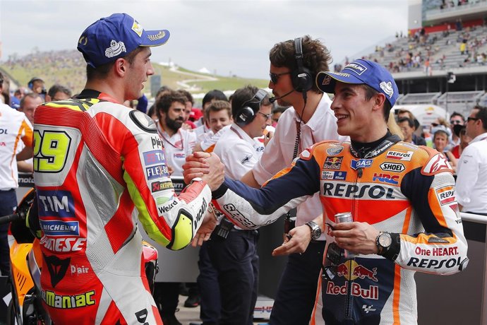 Andrea Iannone felicita a Marc Marquez por su victoria