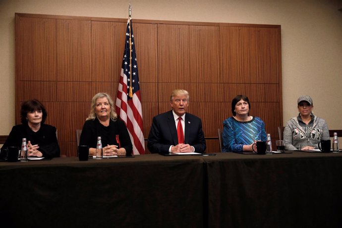 Trump posa en una rueda de prensa con mujeres que acusaron a Bill Clinton