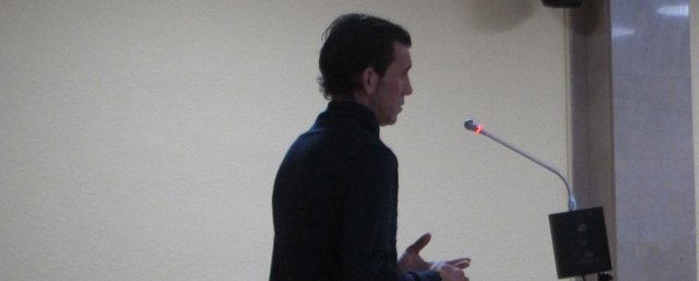 El acusado mostrando su conformidad durante el juicio