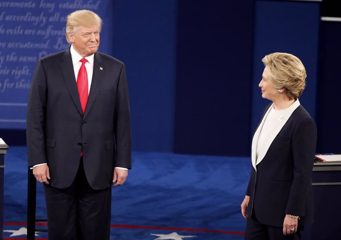 Clinton y Trump durante su segundo debate presidencial
