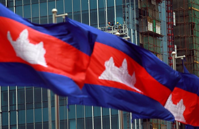 Banderas nacionales de Camboya frente a un edificio en construcción