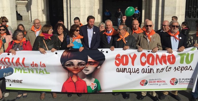 El alcalde de Valladolid, con miembros de Feafes ante el Ayuntamiento