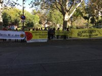 Una veintena de activistas denuncian ante el CSN la mala gestión de su presidente