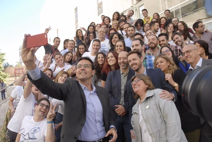 El alcalde de Granada, Francisco Cuenca, y los participantes en las lanzasderas 