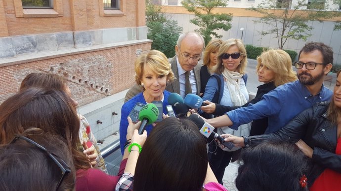 Esperanza Aguirre durante la visita al centro.