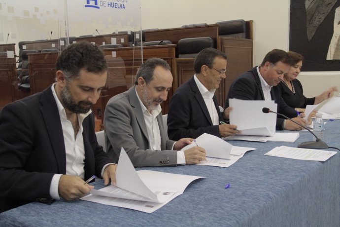 Los alcaldes de Moguer y Nerva firman los acuerdos del PFEA